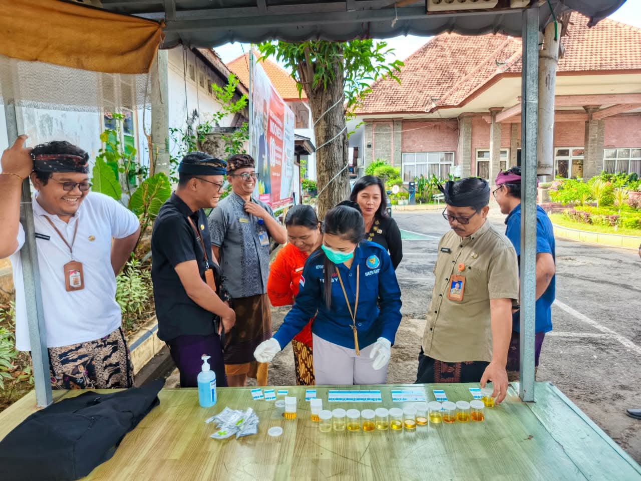 TES URINE: Pegawai Disdikpora Buleleng menjalani tes urine acak, yang difasilitasi BNNK Buleleng.