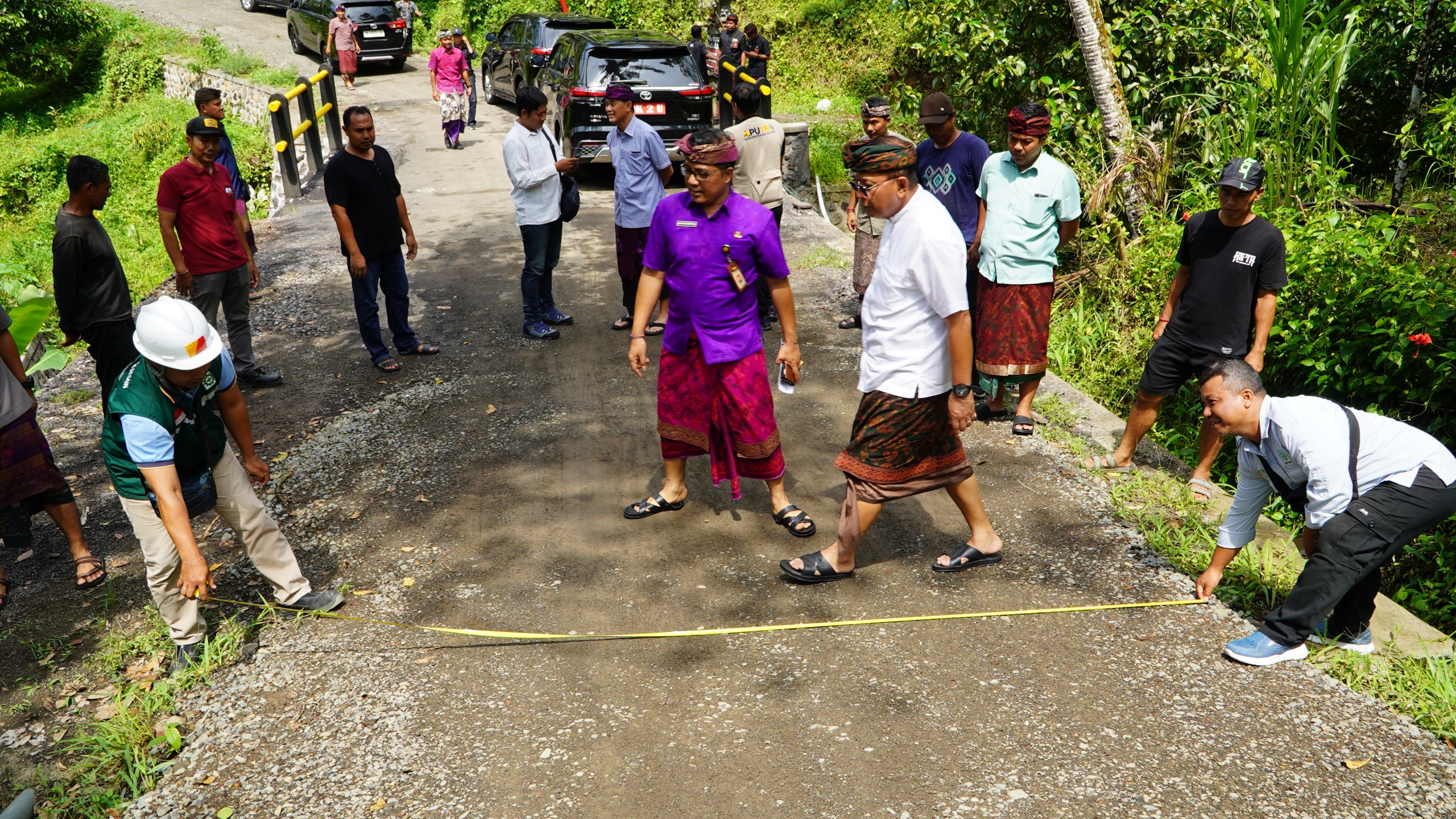 CEK JALAN: Bupati Buleleng, Nyoman Sutjidra (baju putih) saat mengecek proses perbaikan jalan ruas Petandakan-Pegadungan.