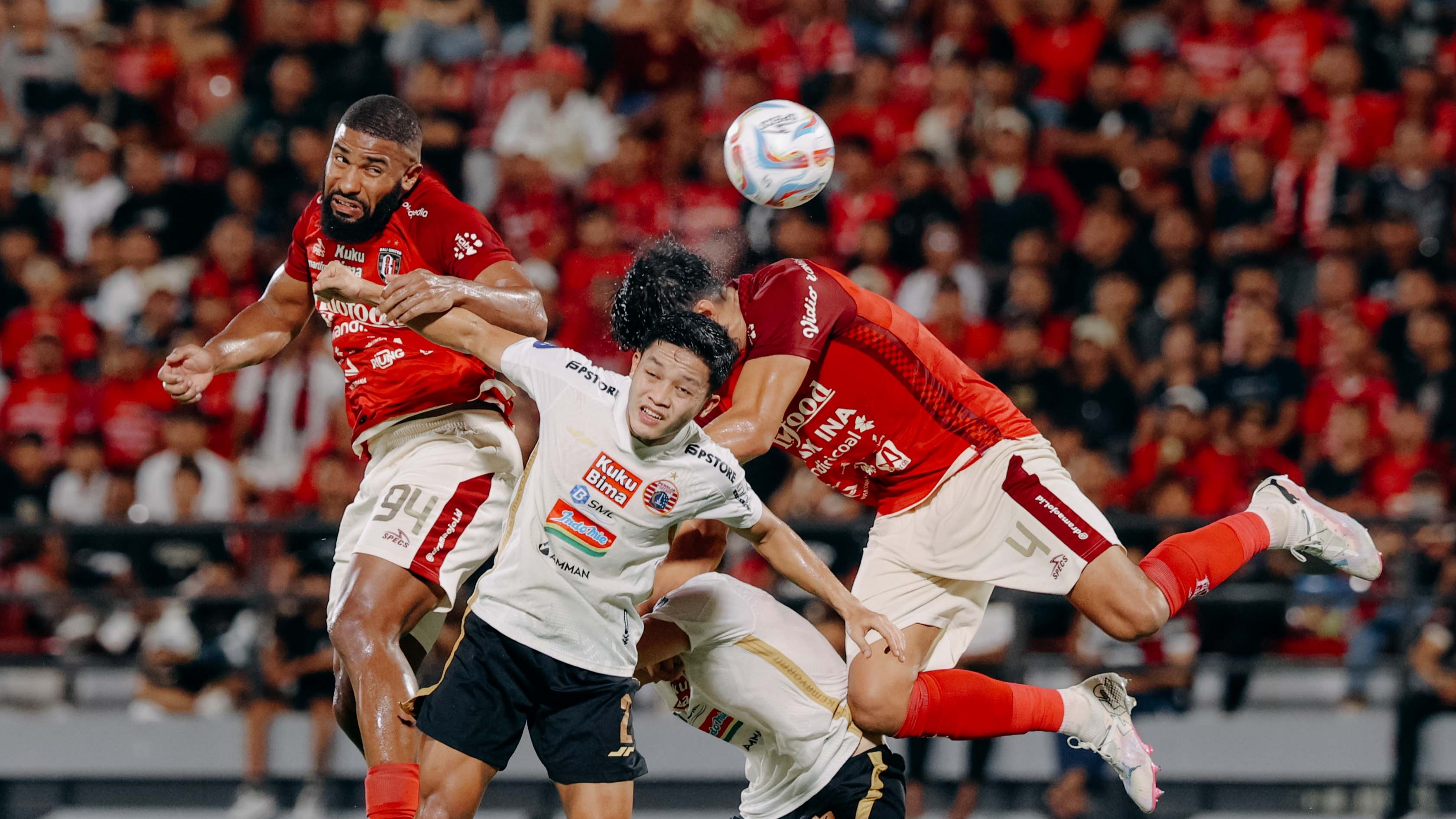 Pemain Bali United berebut bola dengan pemain Persija Jakarta.
