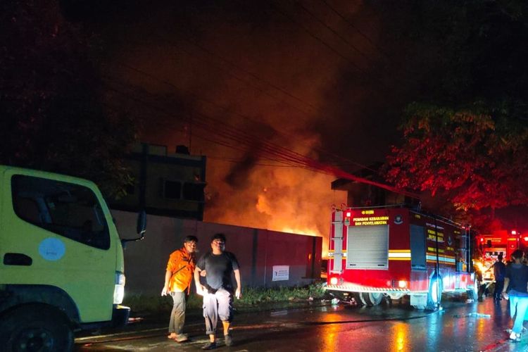 Petugas pemadam kebakaran tengah berupaya memadamkan kebakaran pabrik PT Dame Alam Sejahtera, Karawang, Jawa Barat, Kamis (23/10/2025) malam.