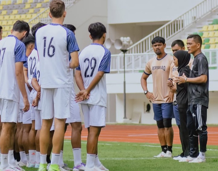Ridwan Saragih (paling kanan) saat melatih Persikad Depok.