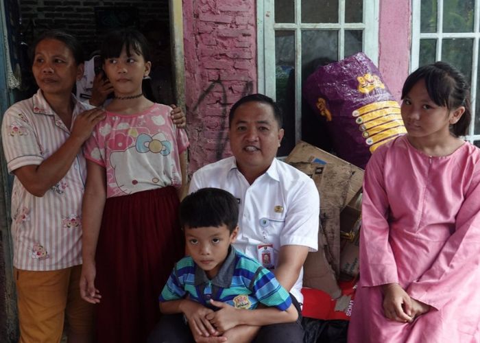 Gubernur Lampung melalui Dinas Pendidikan dan Kebudayaan Provinsi Lampung mengunjungi kediaman Gina Dwi Sartika, siswi SMPN 13 Bandar Lampung yang menjadi korban bullying.