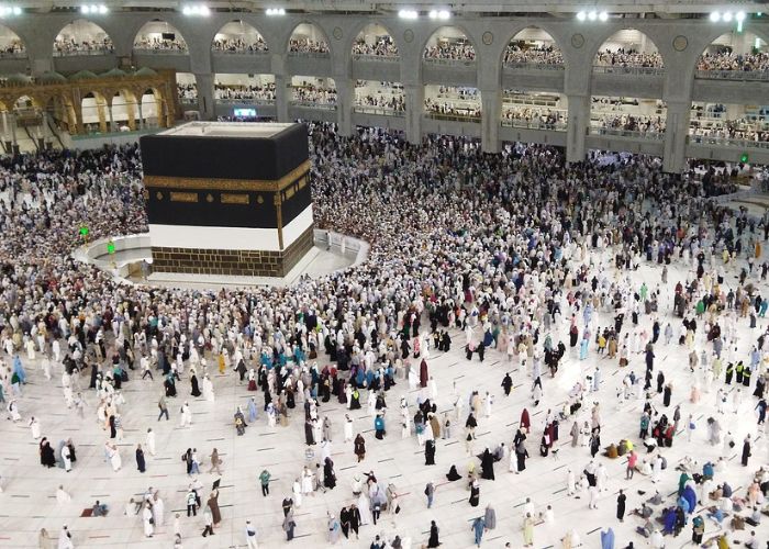 Ilustrasi suasana di sekitar Ka&rsquo;bah, pusat pelaksanaan ibadah umrah dan haji di Masjidil Haram, Makkah.