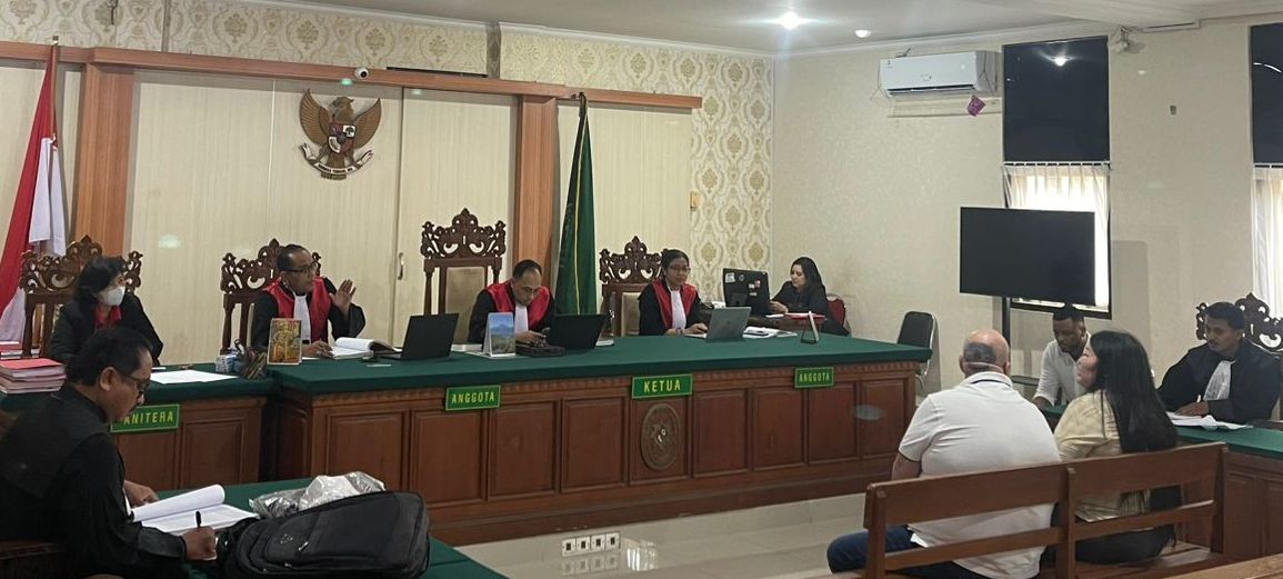 JARINGAN INTERNASIONAL: Suasana persidangan yang melibatkan jaringan pengedar narkoba internasional. Terdakwa merasa dijebak dalam kasus itu.