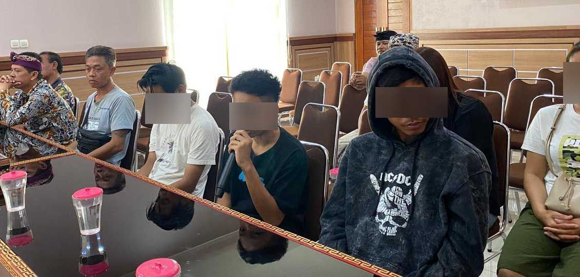 AMPUNG BANG JAGO: Sejumlah pemuda yang mabuk dan merusak fasilitas di Pasar Seni Sukawati.