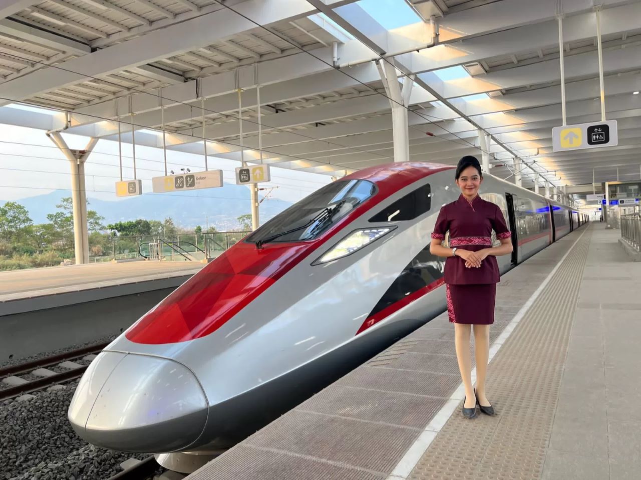Ilustrasi Seorang petugas berdiri di peron Stasiun Kereta Cepat Whoosh.