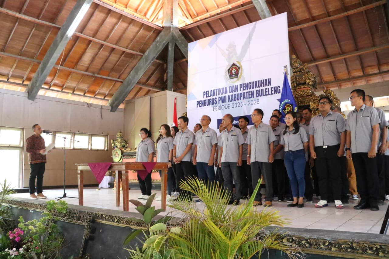 SINERGI: Suasana pelantikan pengurus PWI Kabupaten Buleleng
