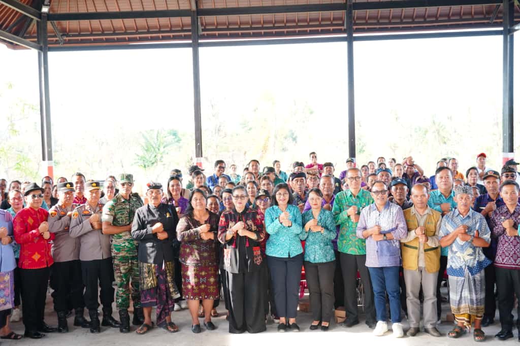 SOSIALISASI: Duta Pengelolaan Sampah Berbasis Sumber Palemahan Kedas (PSBS PADAS) Provinsi Bali, Ny. Putri Suastini Koster saat melakukan sosialisasi di Buleleng.