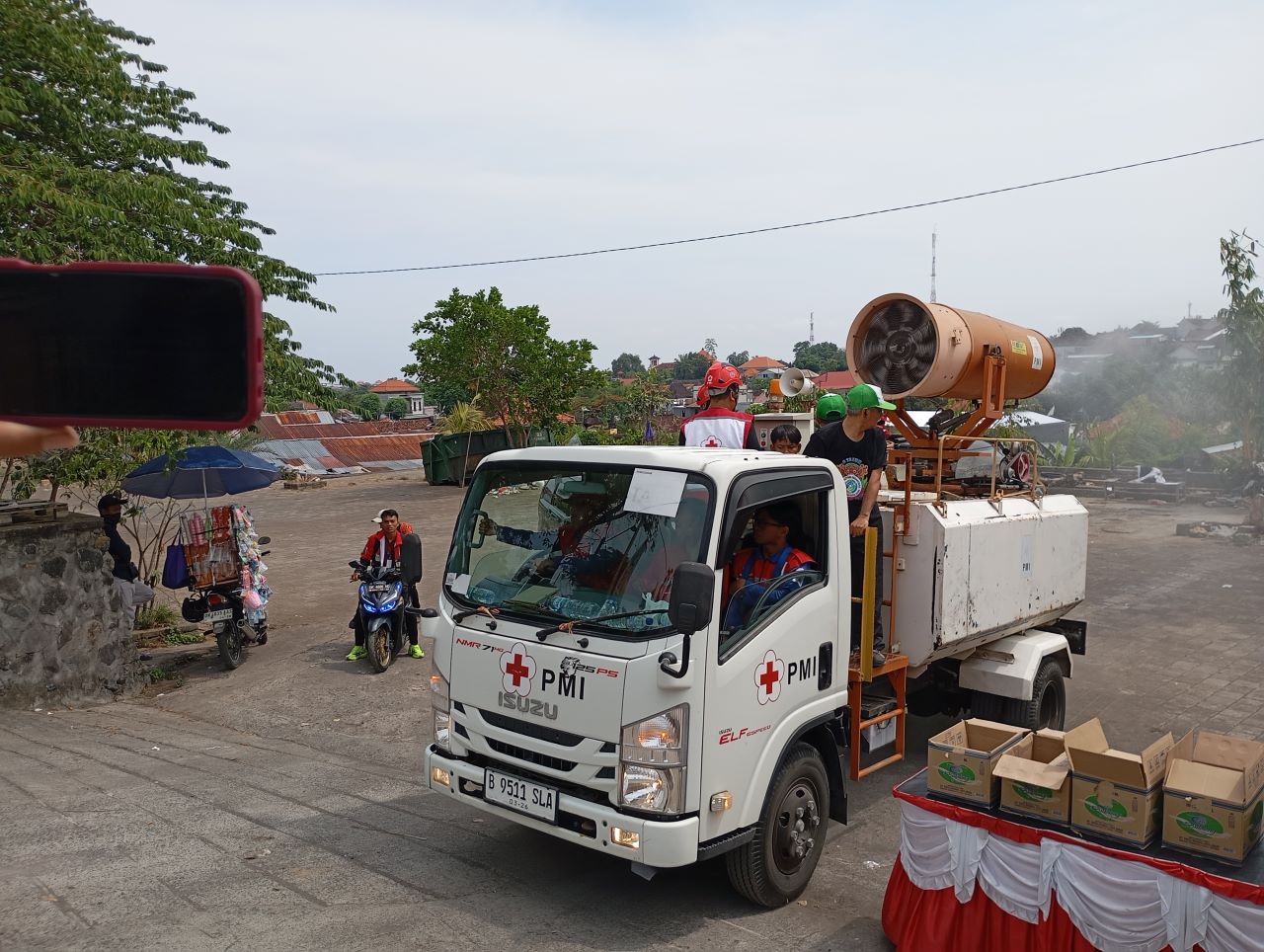 SEMPROT DULU: Proses penyemprotan cairan eco enzyme menggunakan armada milik PMI Buleleng.