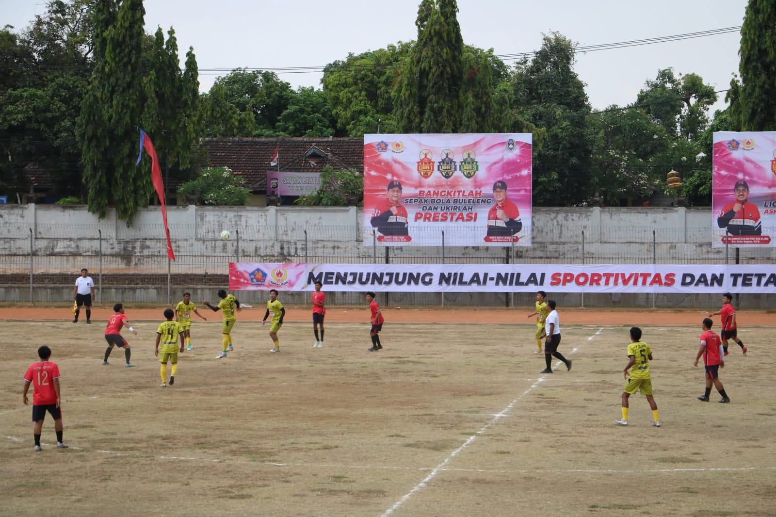 KOMPETISI: Pertandingan yang mempertemukan kesebelasan Putra Devata Pakisan (merah) dan Putra Selayar Kampung Baru (kuning) dalam kompetisi Liga 1 PSSI Buleleng.