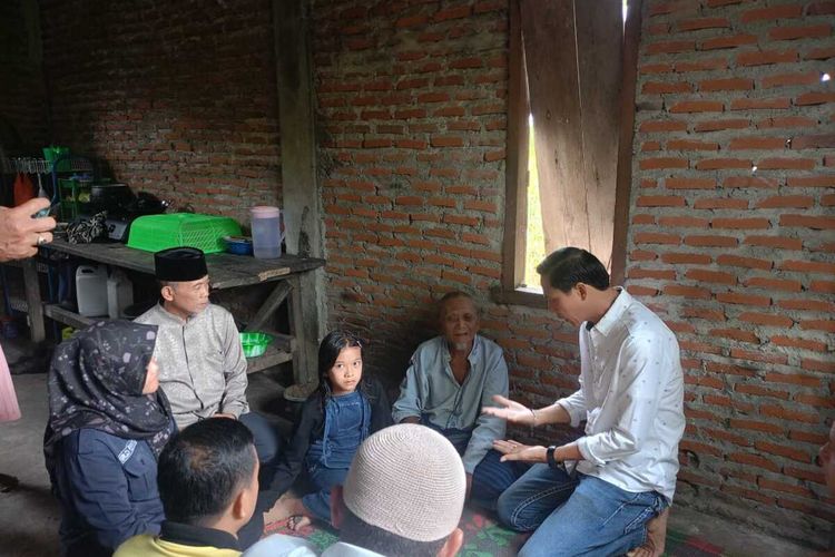 Bupati Kaur, Bengkulu, Gusril Pausi (paling kanan) mengunjungi Rica seorang bocah 12 tahun yang tidak sekolah karena harus merawat ayahnya yang lumpuh, Minggu (26/10/2025).