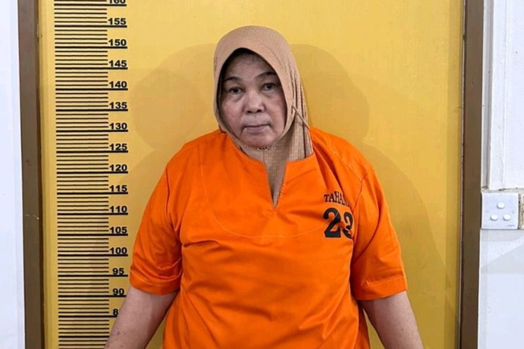 Tersangka Nurhasanah alias Mak Gadi saat ditahan di Polres Indragiri Hulu, Riau, pada lalu.
