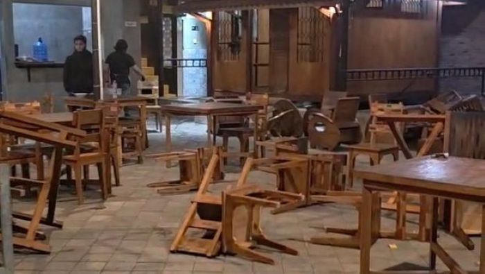 Meja dan kursi di Kafe Ant Kota Probolinggo berantakan setelah diserang massa.