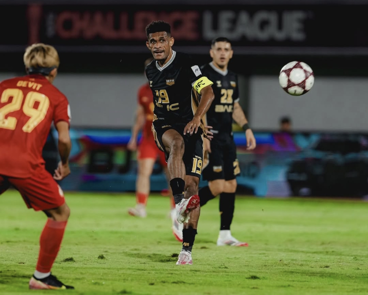 Ricky Kambuaya memberikan umpan kepada rekannya, Saat Dewa United ditahan imbang 1-1 oleh wakil Kamboja, Phnom Penh Crown FC.