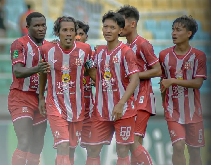 Bima Ragil (dua dari kiri) dan pemain Deltras FC lainnya saat melawan PSIS Semarang.