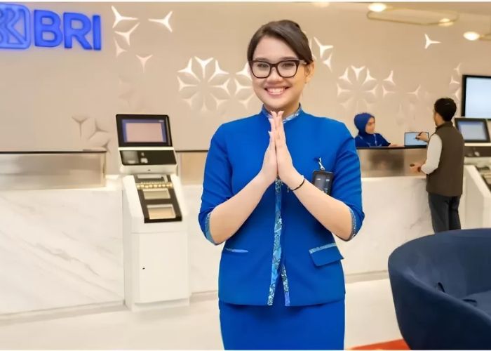 Ilustrasi petugas layanan nasabah BRI menyambut nasabah dengan ramah di kantor cabang BRI.