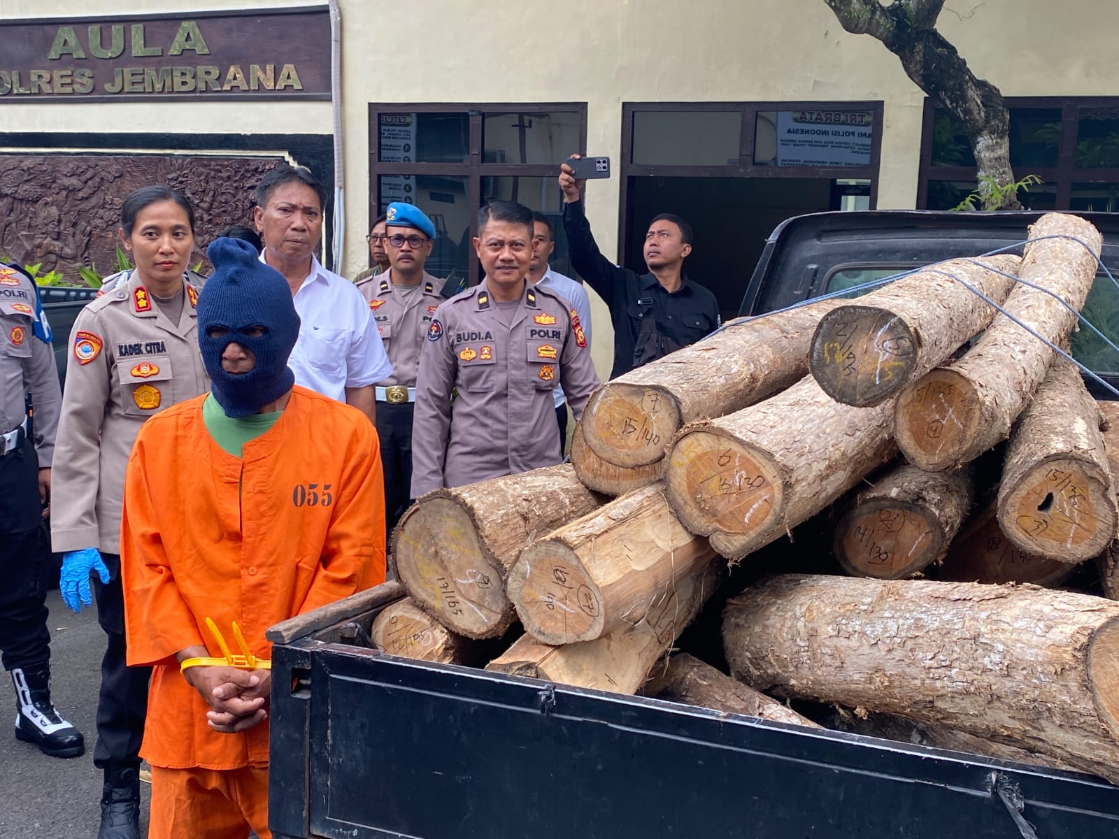 RESIDIVIS: Pelaku ilegal logging atau pembalakan liar di Kabupaten Jembrana, Bali.