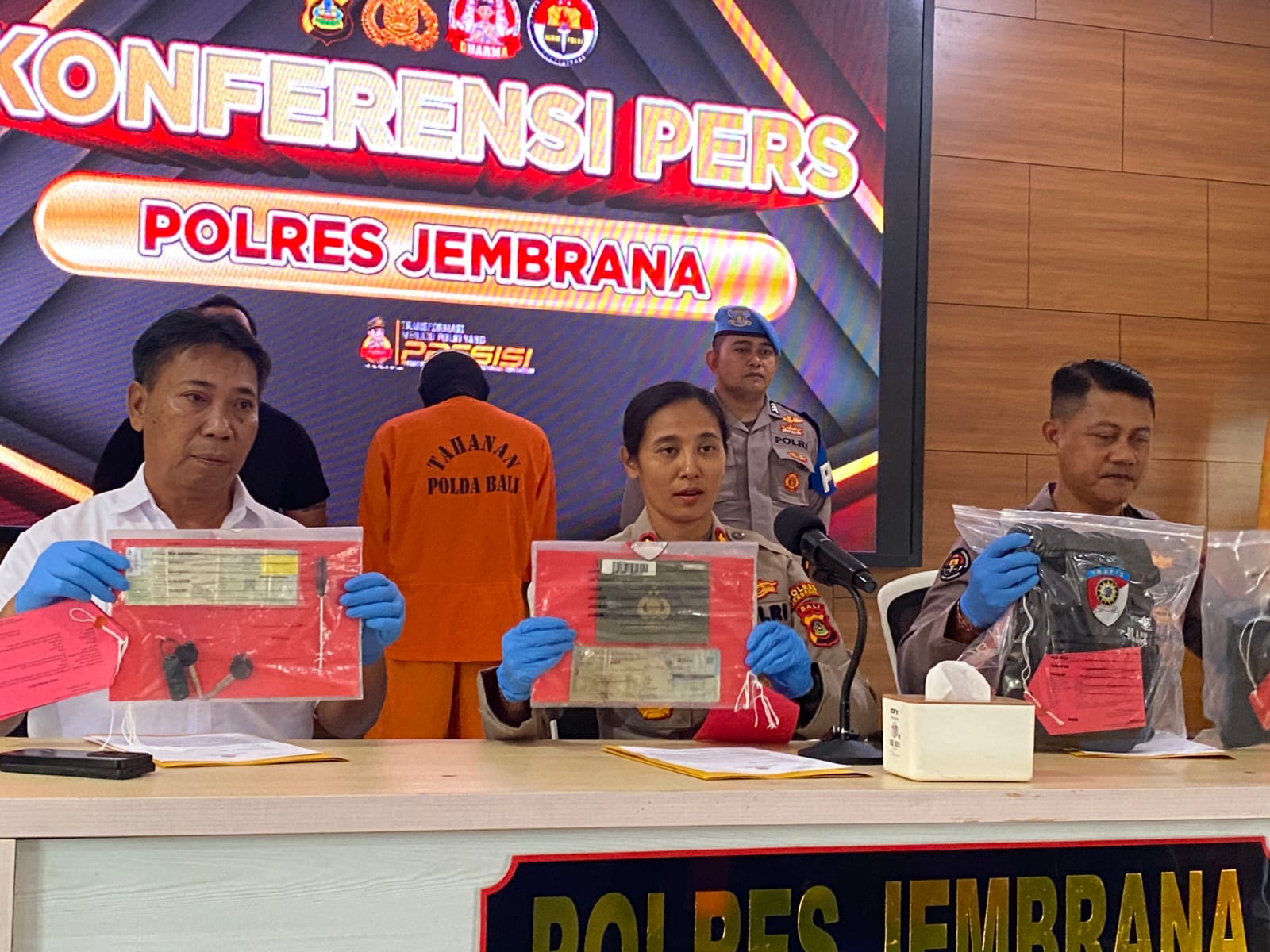 Kapolres Jembrana AKBP Kadek Citra Dewi Suparwati (tengah) menjelaskan kasus curanmor yang terjadi.