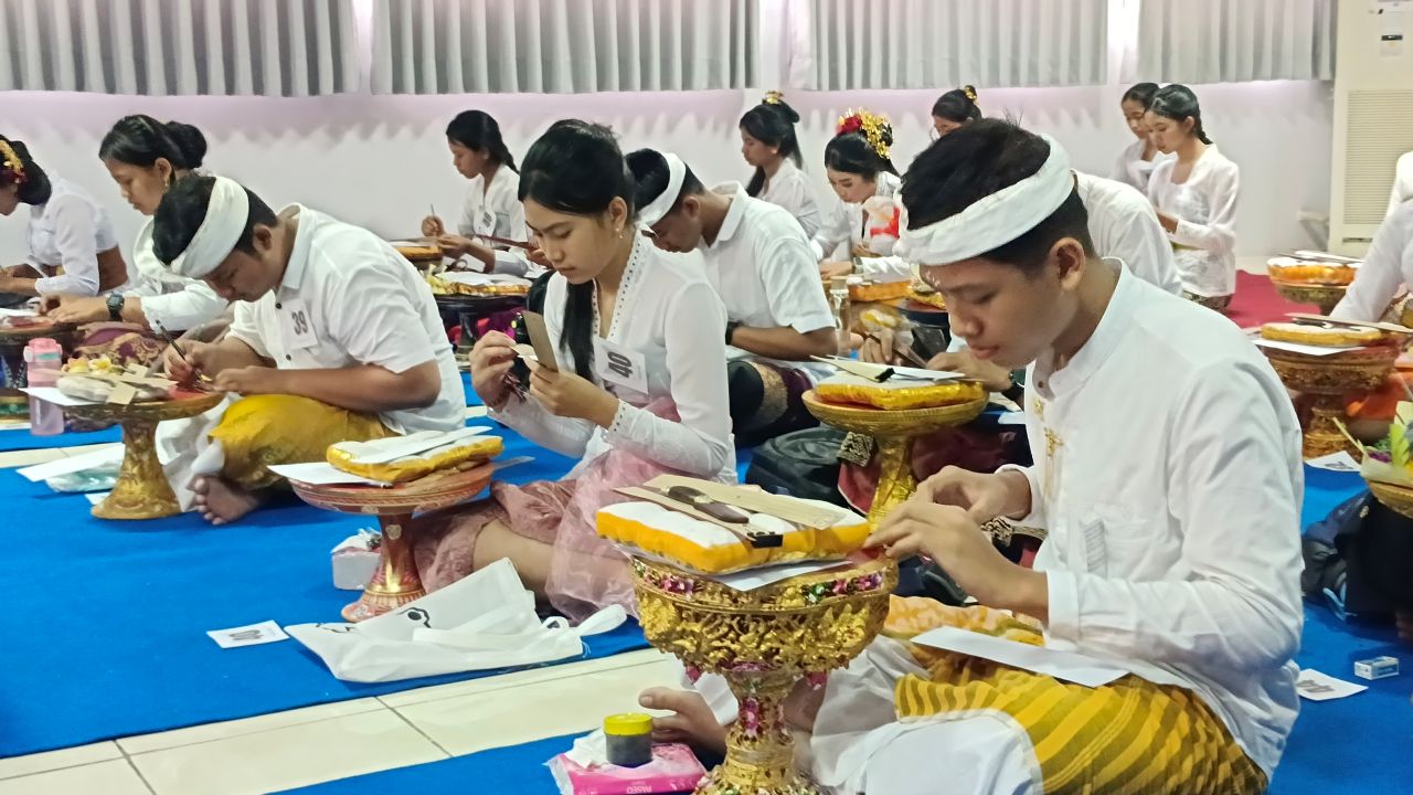 NYURAT AKSARA: Siswa SMA/SMK mengikuti lomba nyurat aksara lontar di FBS Undiksha.