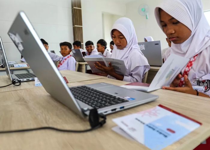 Ilustrasi siswa tengah mengikuti Tes Kemampuan Akademik (TKA) 2025 secara berbasis komputer.