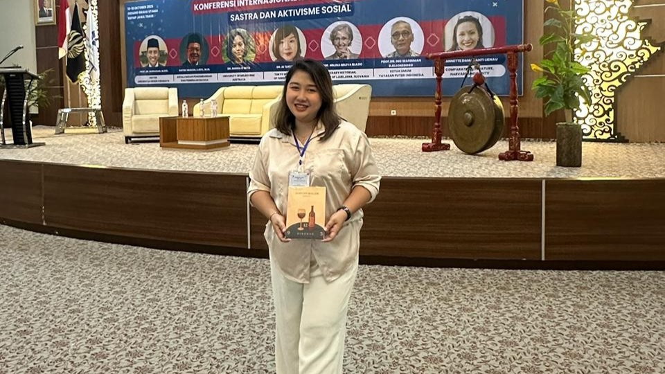 PUISI: Eirenne Pridari Sinsya Dewi menunjukkan karya buku antologi puisi