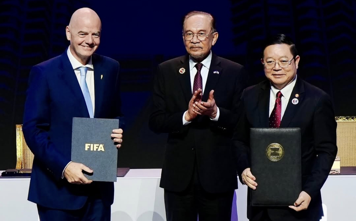 Sekretaris Jenderal ASEAN Kao Kim Hourn, Perdana Menteri Malaysia Anwar Ibrahim, dan Presiden FIFA Gianni Infantino menghadiri upacara penandatanganan nota kesepahaman ASEAN-FIFA.