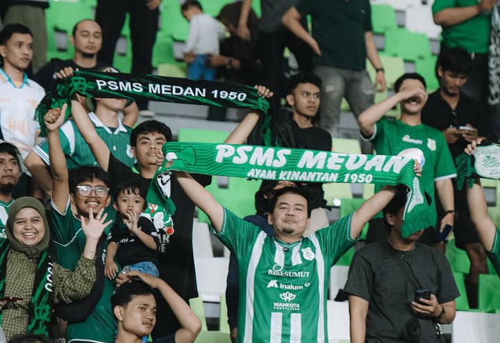 Pendukung PSMS Medan di Stadion Utama Sumatra Utara (SUSU).