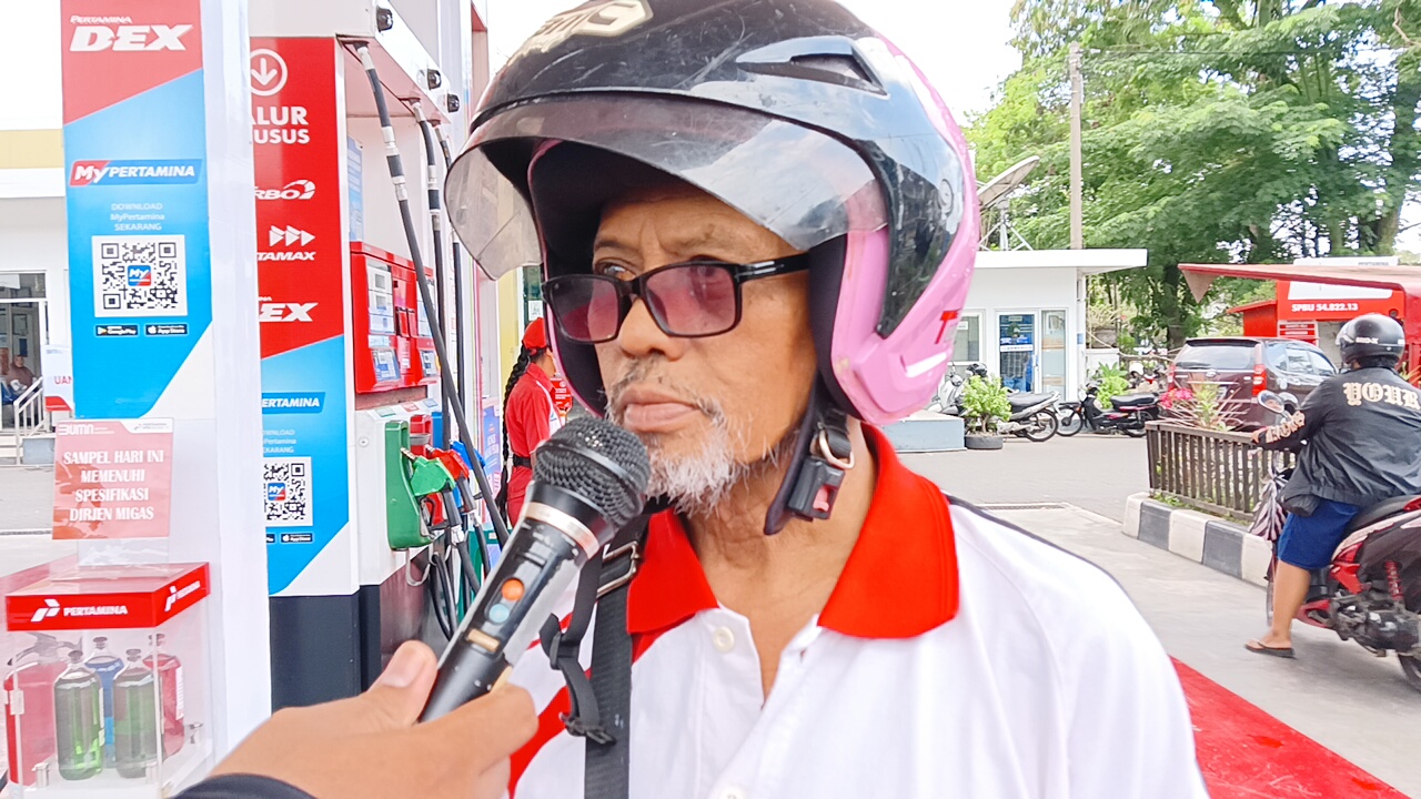 CHALLENGE: Salah seorang warga di Jembrana melakukan tantangan menghafal sumpah pemuda untuk mendapatkan BBM gratis.