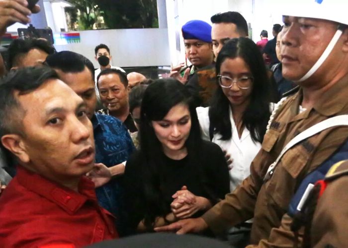 Sandra Dewi didampingi kuasa hukumnya usai menghadiri sidang pencabutan gugatan keberatan penyitaan aset di Pengadilan Negeri Jakarta Pusat, Senin (28/10/2025).