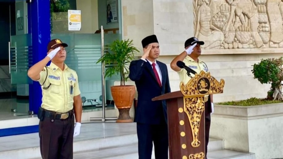 SEMANGAT PEMUDA: Pemimpin Cabang BRI Branch Office Singaraja, Panji Kurniawan (tengah) saat memimpin Apel Sumpah Pemuda di BRI Singaraja.