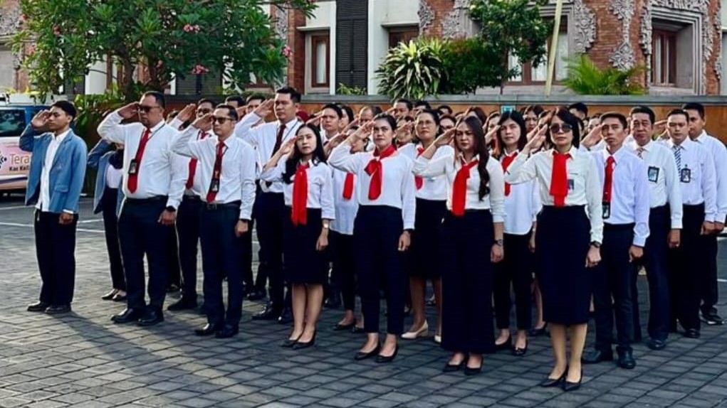 SUMPAH PEMUDA: Staf dan karyawan BRI Branch Office Singaraja mengikuti Apel Sumpah Pemuda pada Selasa (28/10/2025).