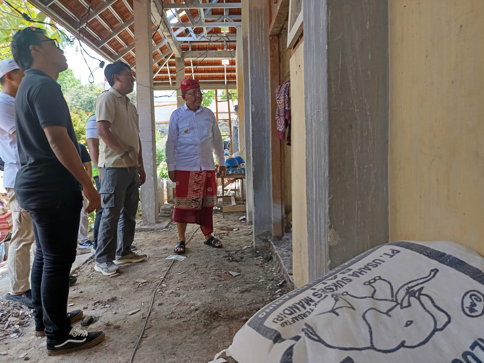 SIDAK: Bupati Buleleng, I Nyoman Sutjidra (baju adat) saat melakukan sidak rehab kelas di SDN 2 Liligundi.