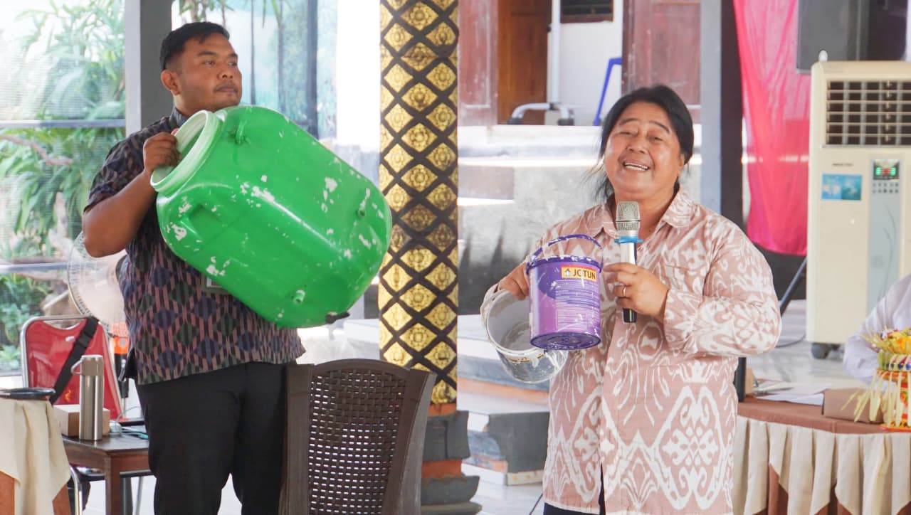 KELOLA SAMPAH: Guru Besar Universitas Udayana, Prof. Ni Luh Kartini saat melakukan sosialisasi di Desa Umeanyar, Seririt.