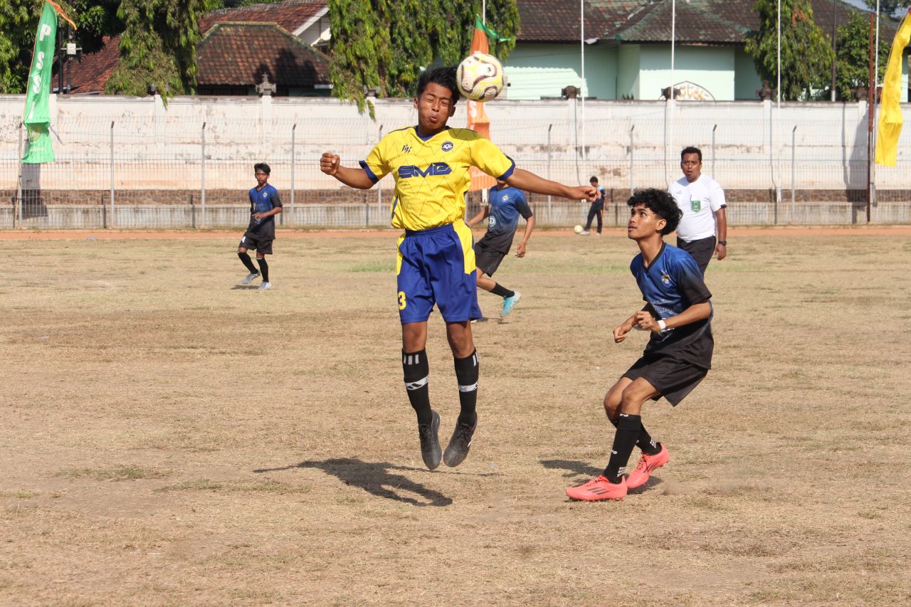 SENGIT: Pemain Tunas Muda Celukan Bawang (kuning) berhadapan dengan Kusuma Bangsa Kampung Kajanan (biru) dalam kompetisi Liga 3 Askab PSSI Buleleng.