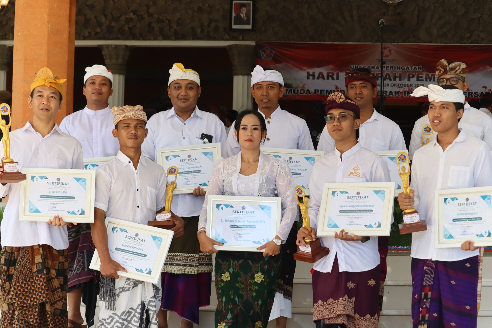 PENGHARGAAN: Para pemuda pelopor di Buleleng yang berhasil meraih penghargaan.