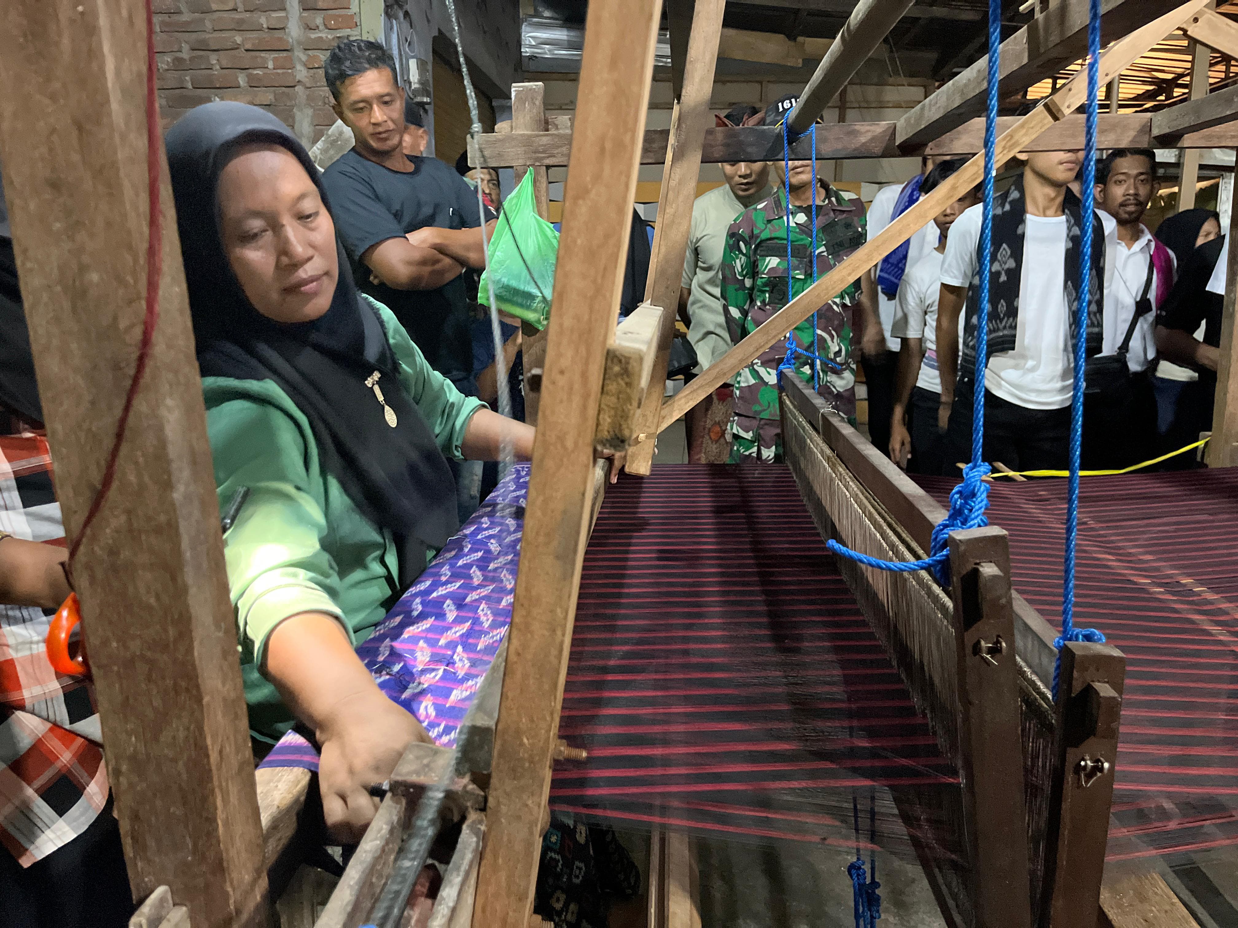 Peragaan tenun loloan saat Festival Loloan Jaman Lame beberapa waktu lalu.