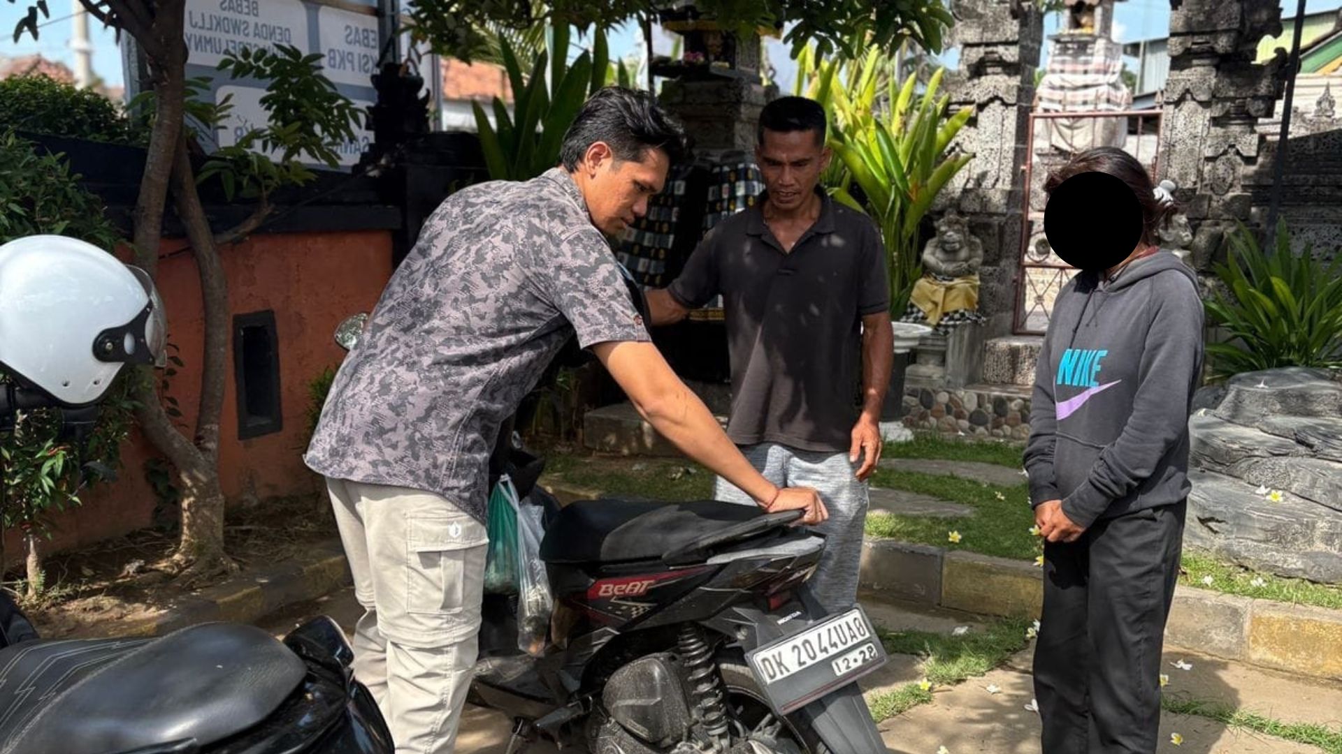 SUDAH KETEMU: Putu RW dan kendaraannya ketika ditemukan polisi. Ia hilang dua hari, setelah pamit pergi kerja.