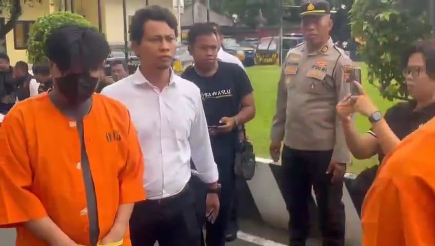 MENUNDUK: Pengusaha properti di Buleleng, Bayu Mandayana (paling kiri) saat digelandang ke Polres Buleleng.