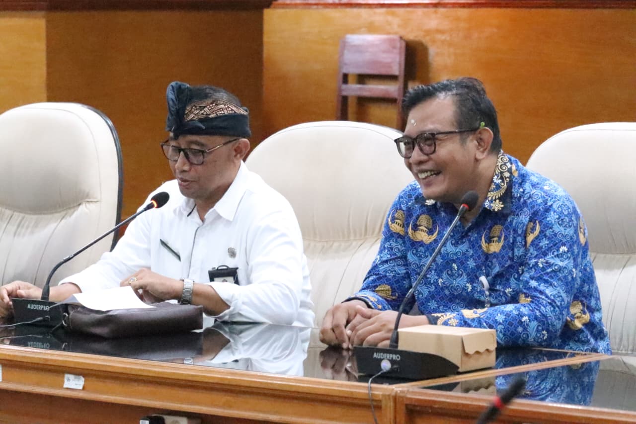 CEGAH KEKERASAN: Plt. Kepala Dinas Pemberdayaan Perempuan, Perlindungan Anak, Pengendalian Penduduk dan KB (DP2KBP3A) Buleleng, Made Supartawan (kiri) dalam rapat pembahasan cegah kekerasan.