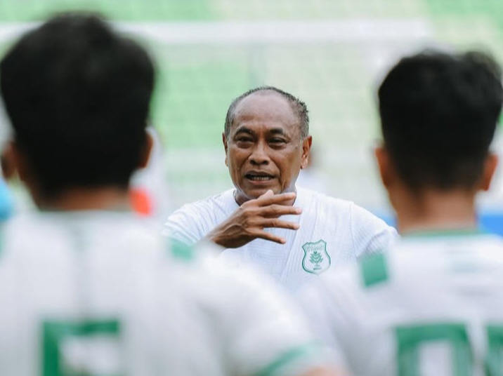 Pelatih PSMS Medan, Kas Hartadi, memberikan instruksi pada pemain yang akan melawan Garudayaksa FC di Stadion Utama Sumatra Utara (SUSU).