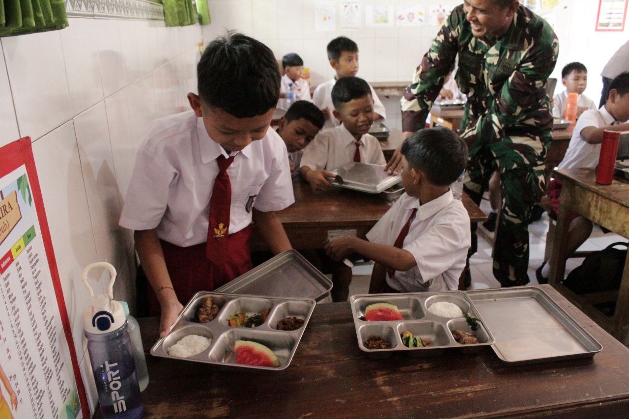 MAKAN: Siswa di SDN 1 Dencarik menikmati makan bergizi gratis (MBG) di sekolah mereka.