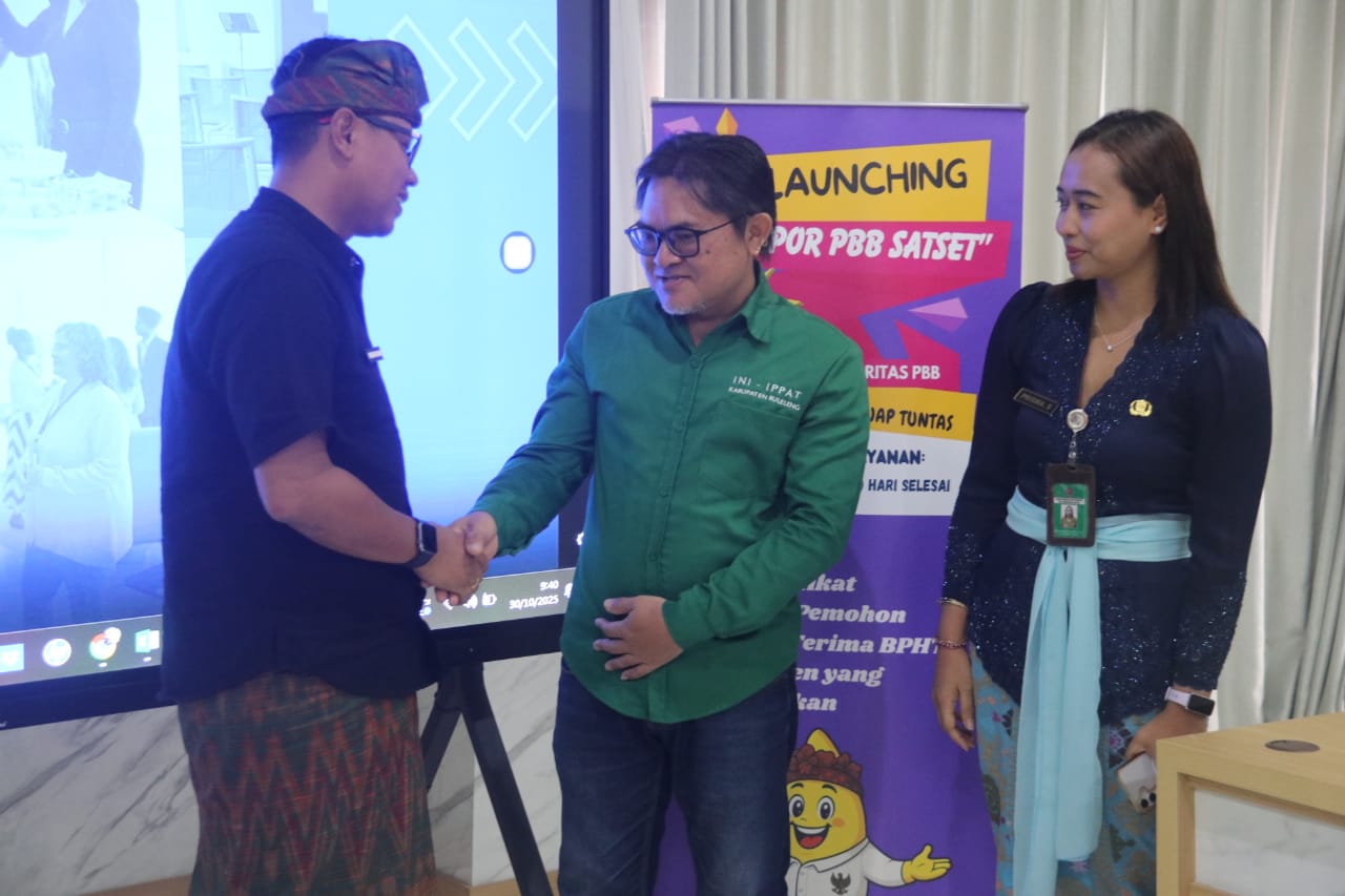 LEBIH CEPAT: Kepala BPKPD Buleleng, Made Pasda Gunawan (kiri) meluncurkan inovasi baru dalam pemungutan BPHTB.