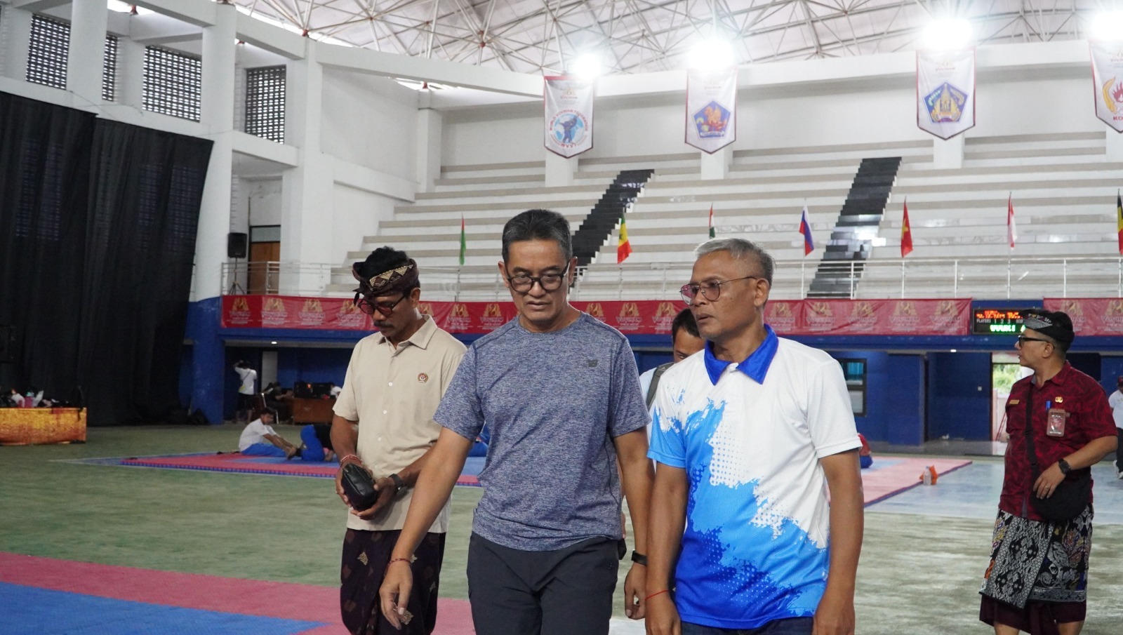 CEK VENUE: Wakil Bupati Buleleng, Gede Supriatna (tengah) bersama Ketua KONI Buleleng, Ketut Wiratmaja (kanan) mengecek venue Kejuaraan Dunia Vovinam di GOR Tennis Indoor Undiksha.