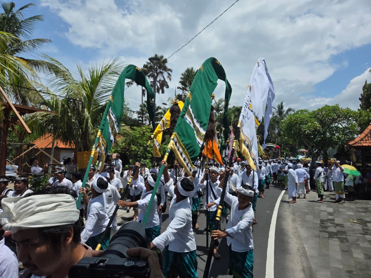 MELASTI: Arak-arakan warga adat saat melasti serangkaian puncak karya di Pura Pucak Mangu.