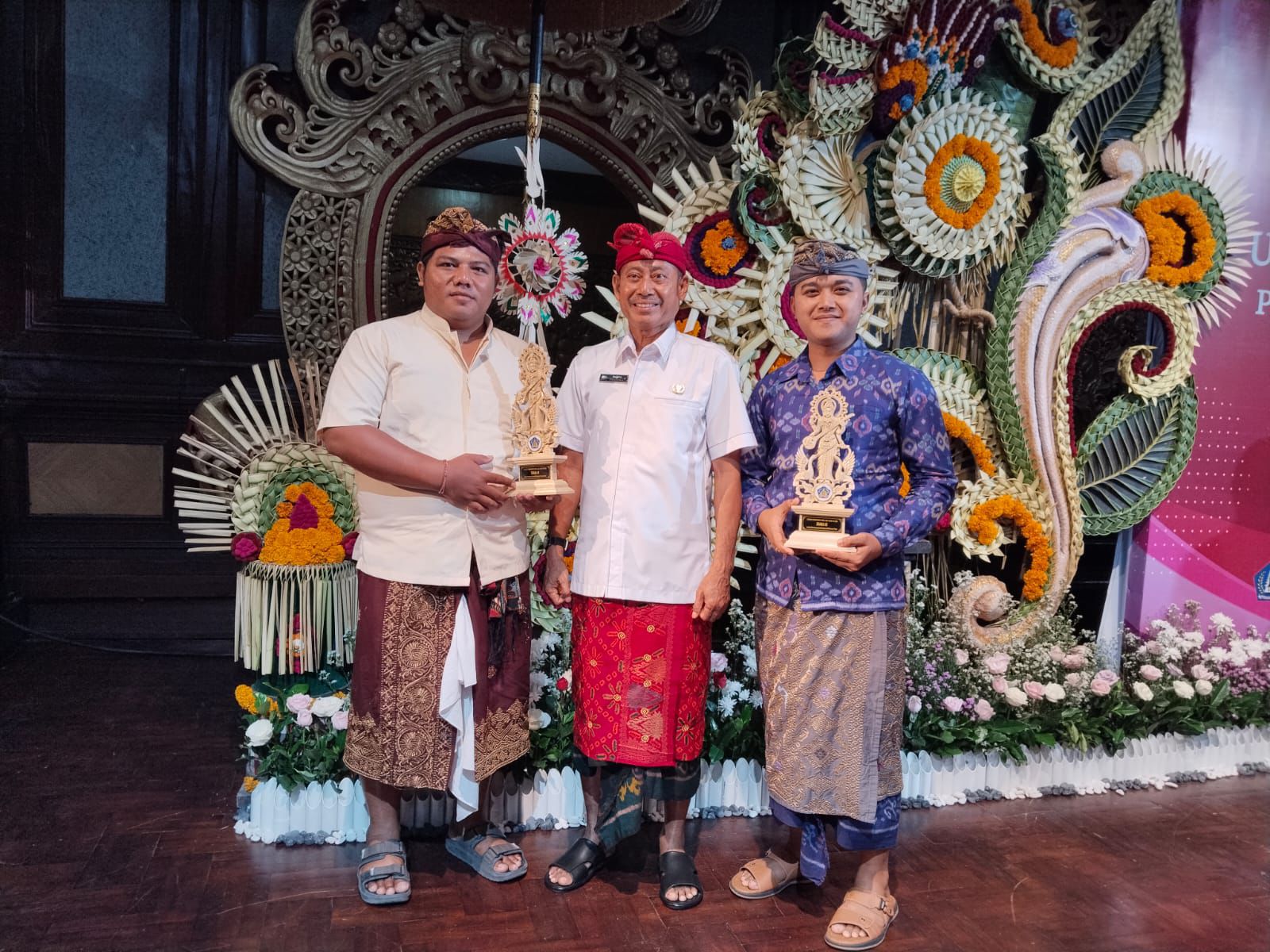 RAIH PENGHARGAAN: Kepala Dinas Kebudayaan Buleleng, Nyoman Wisandika (tengah) bersama para peraih penghargaan dalam Utsawa Dharma Gita Provinsi Bali.