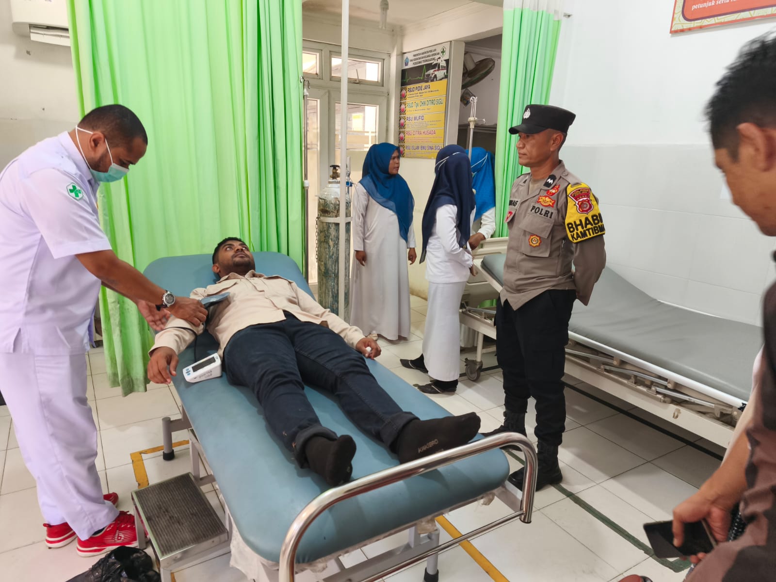 Kepala Dapur MBG Trieng Gadeng, Muhammad Reza, saat mendapatkan perawatan medis di Puskesmas Trienggadeng, Kamis (30/10/2025).