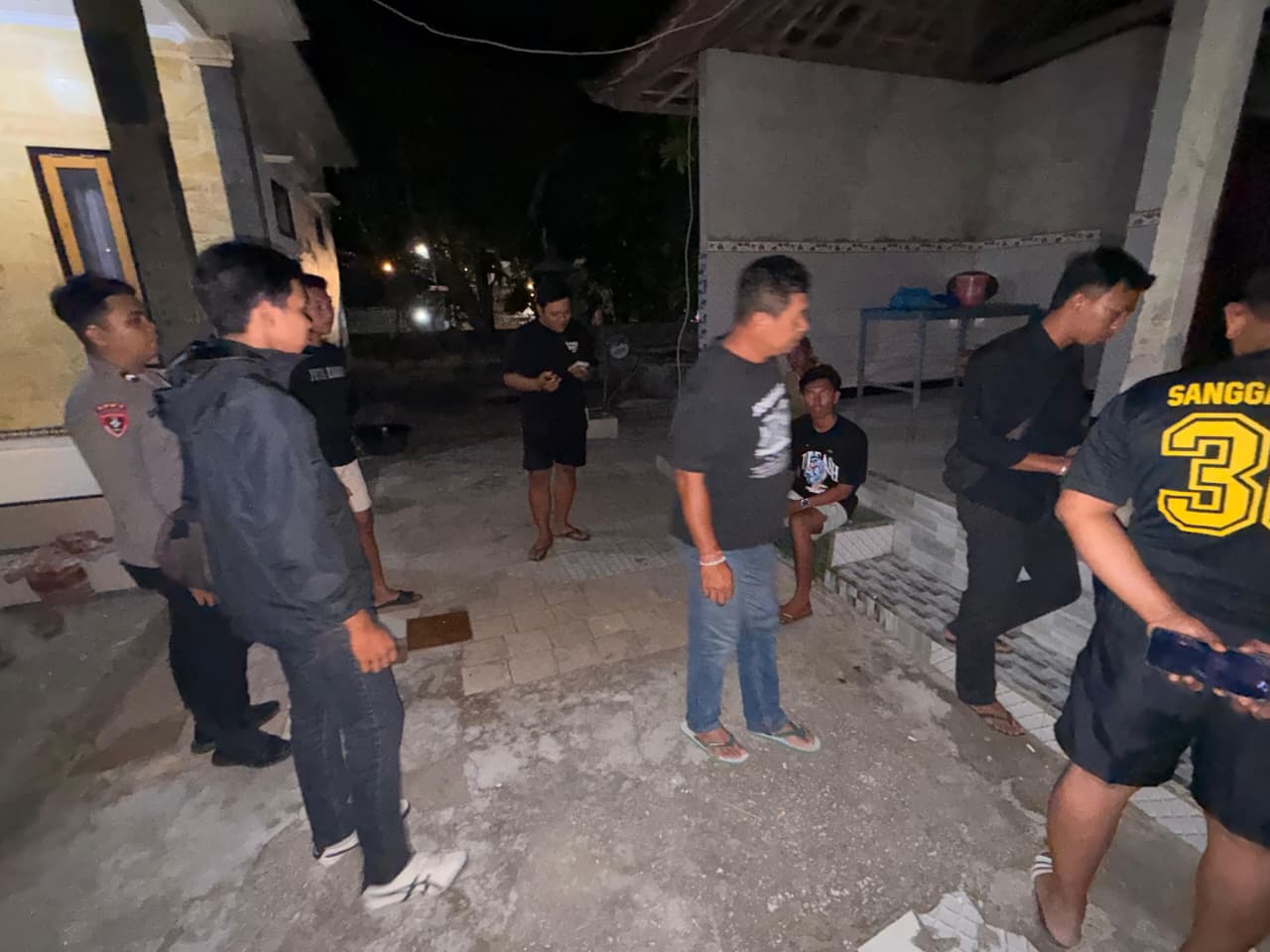 OLAH TKP: Polisi melakukan olah TKP di rumah petani yang kehilangan perhiasan emas.
