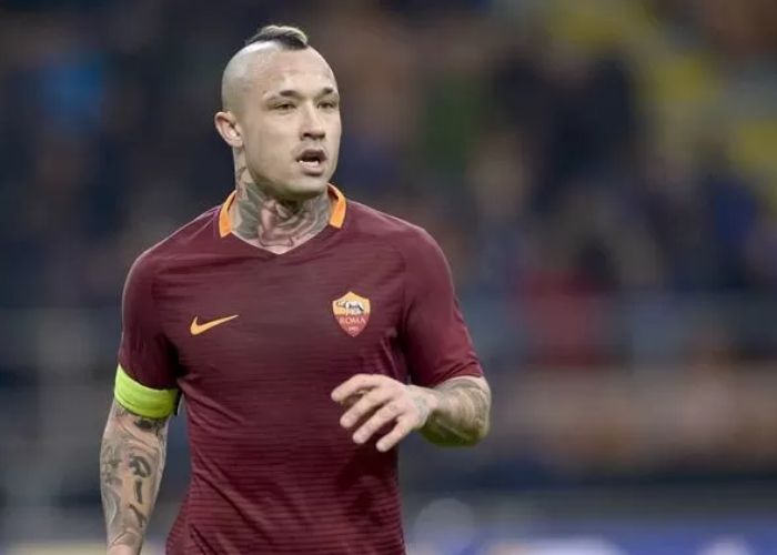 Radja Nainggolan, gelandang berdarah batak kini berstatus bebas transfer setelah terakhir bermain untuk klub Indonesia, Bhayangkara FC, pada musim 2024.