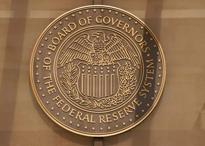 Logo resmi The Federal Reserve System di markas besar Washington D.C., Amerika Serikat.