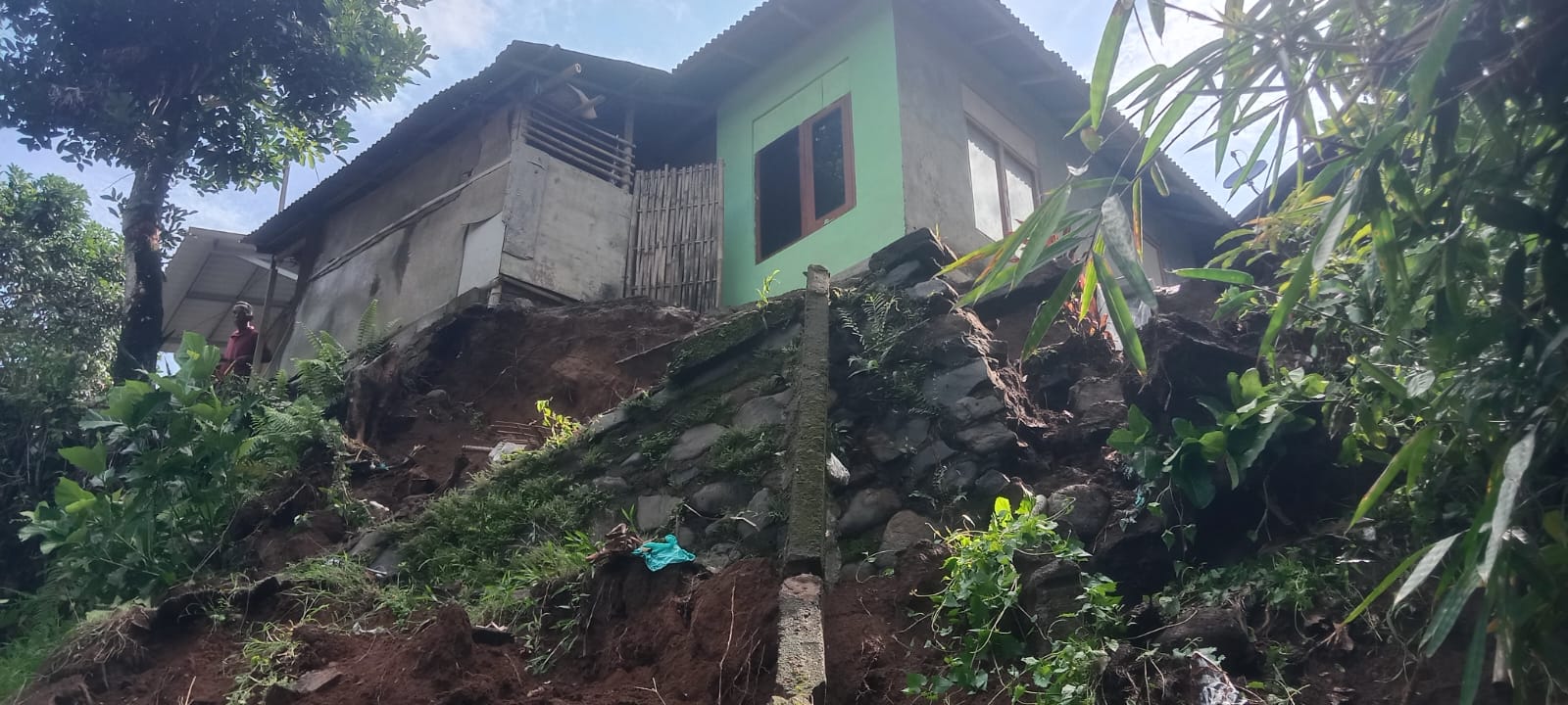TERGERUS: Kondisi rumah warga di Desa Silangjana, Kecamatan Sukasada, Buleleng. Senderan dan pondasi rumah tergerus longsor.